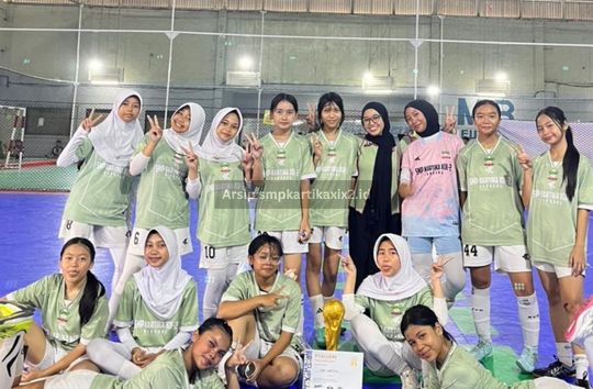 Juara 2 -Eksul Futsal Putri- Fourfeo Futsal Mutiara
