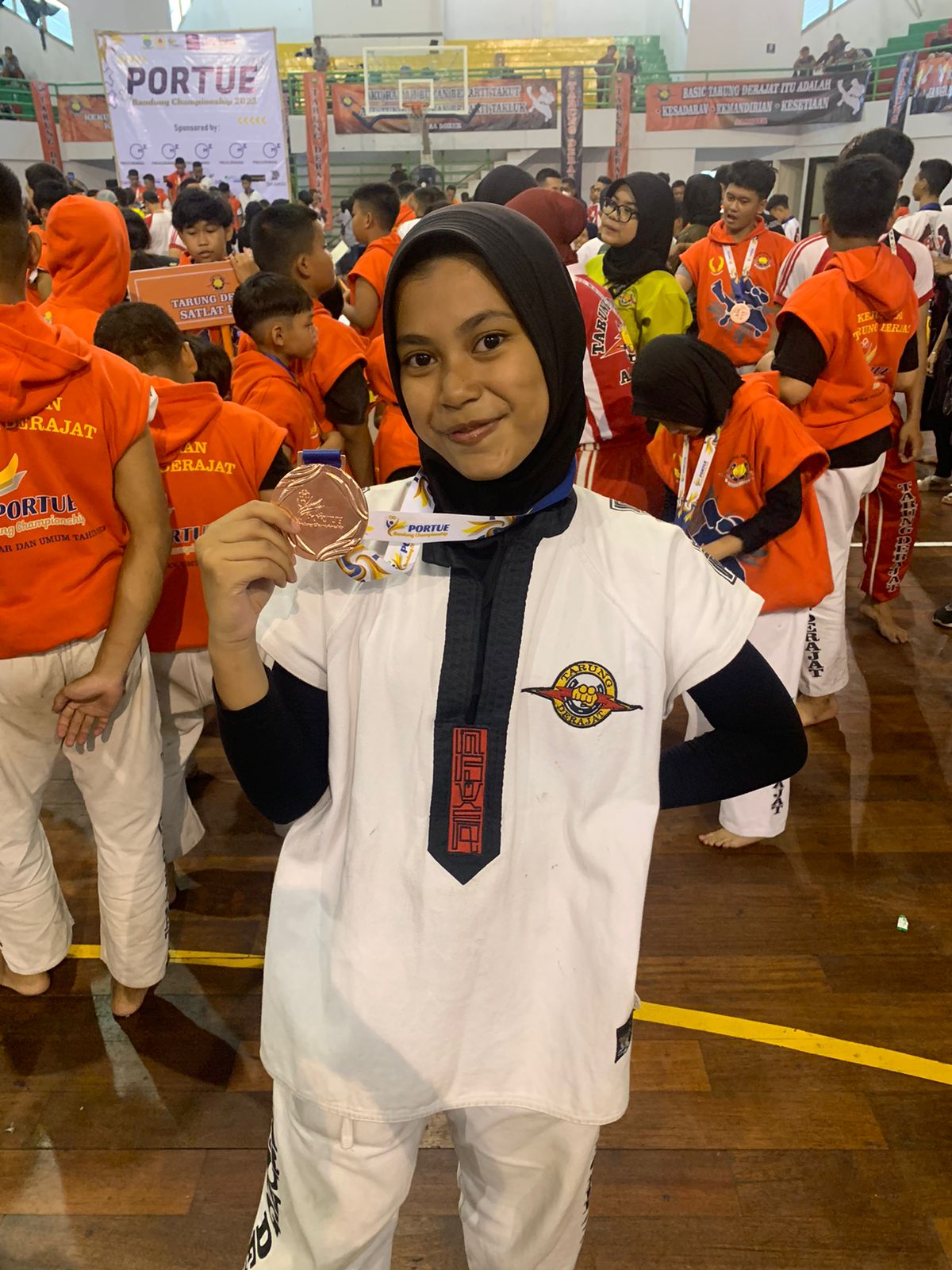 Tasyalia Juara 3 Tarung Derajat